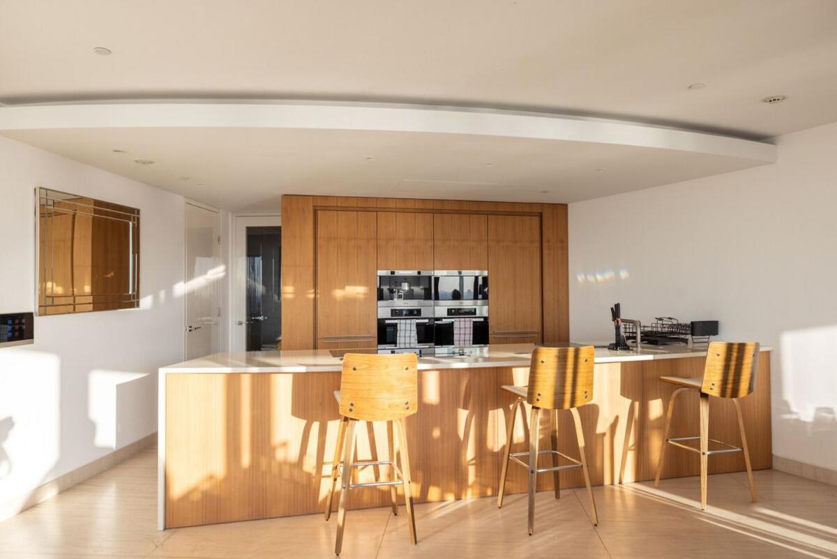 Luxury With Pool, Gym, Spa, Free Parking 3 Bedroom * London