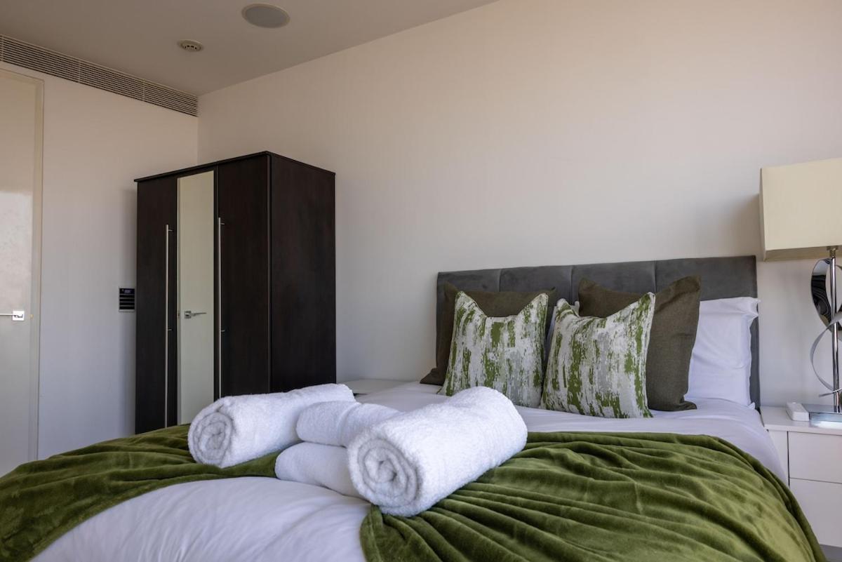 Luxury With Pool, Gym, Spa, Free Parking 3 Bedroom Londra