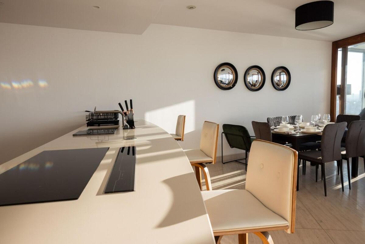 Luxury With Pool, Gym, Spa, Free Parking 3 Bedroom Appartamento *