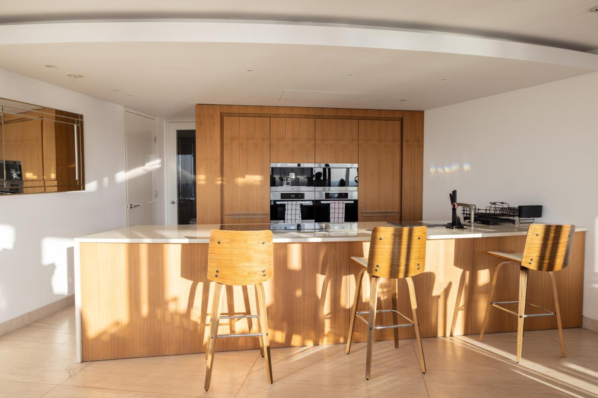Apartment Luxury With Pool, Gym, Spa, Free Parking 3 Bedroom *