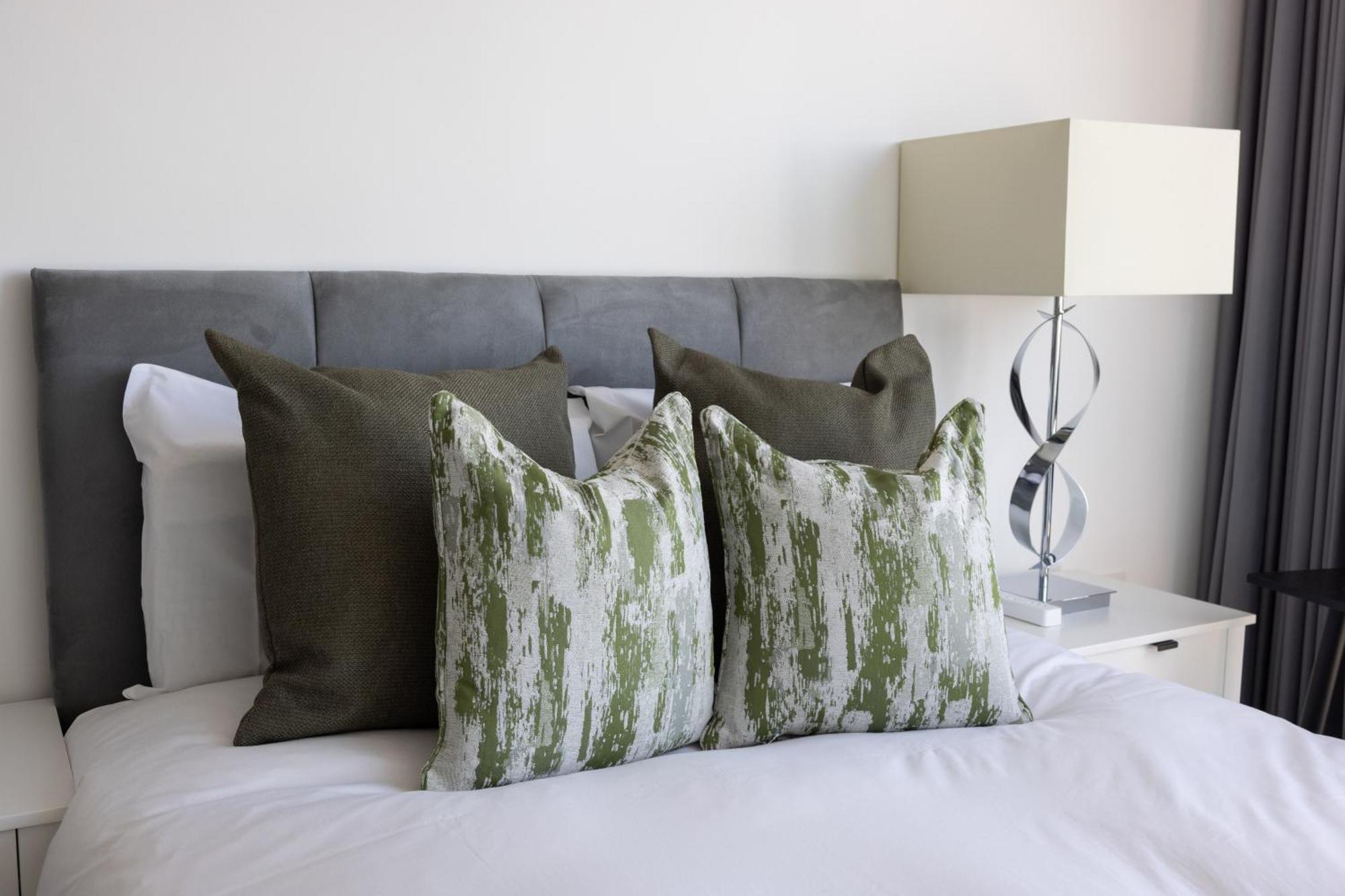 Apartment Luxury With Pool, Gym, Spa, Free Parking 3 Bedroom London