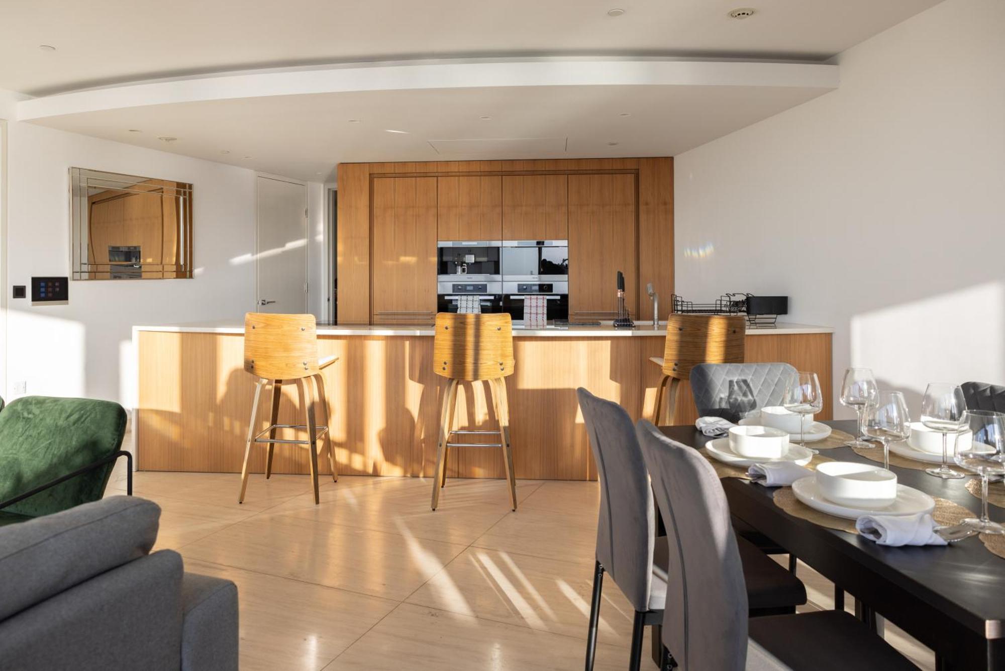 Luxury With Pool, Gym, Spa, Free Parking 3 Bedroom Appartamento *