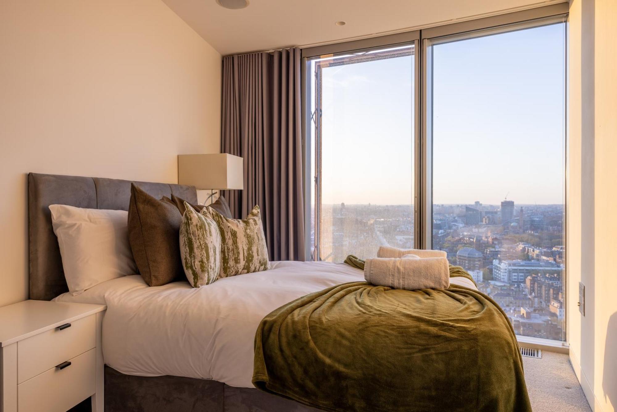 Luxury With Pool, Gym, Spa, Free Parking 3 Bedroom Apartment *