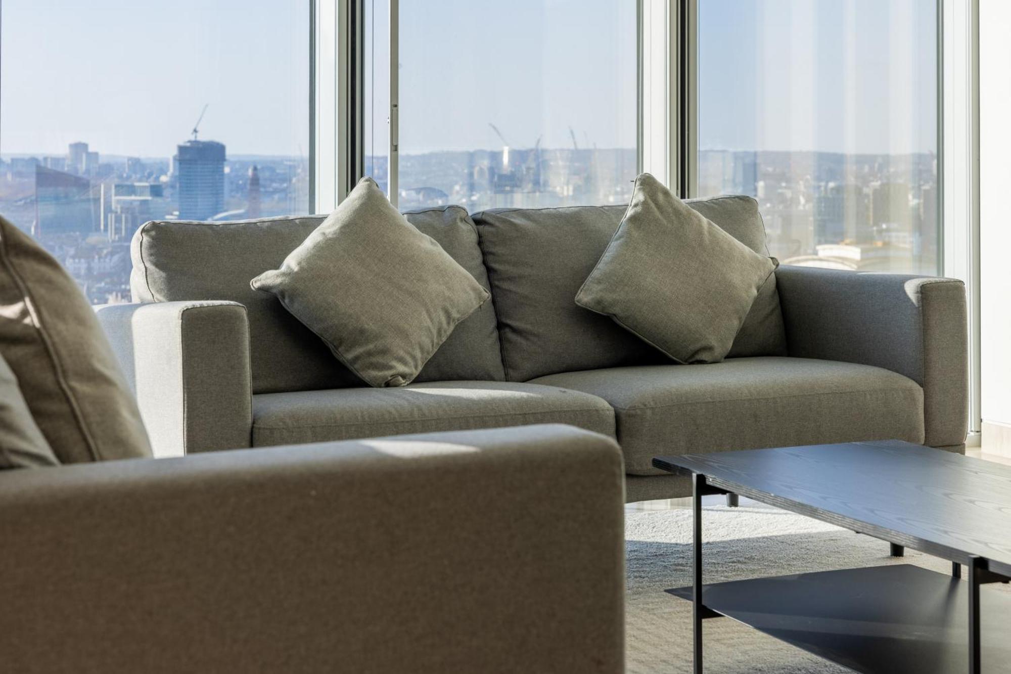 Luxury With Pool, Gym, Spa, Free Parking 3 Bedroom Apartment London