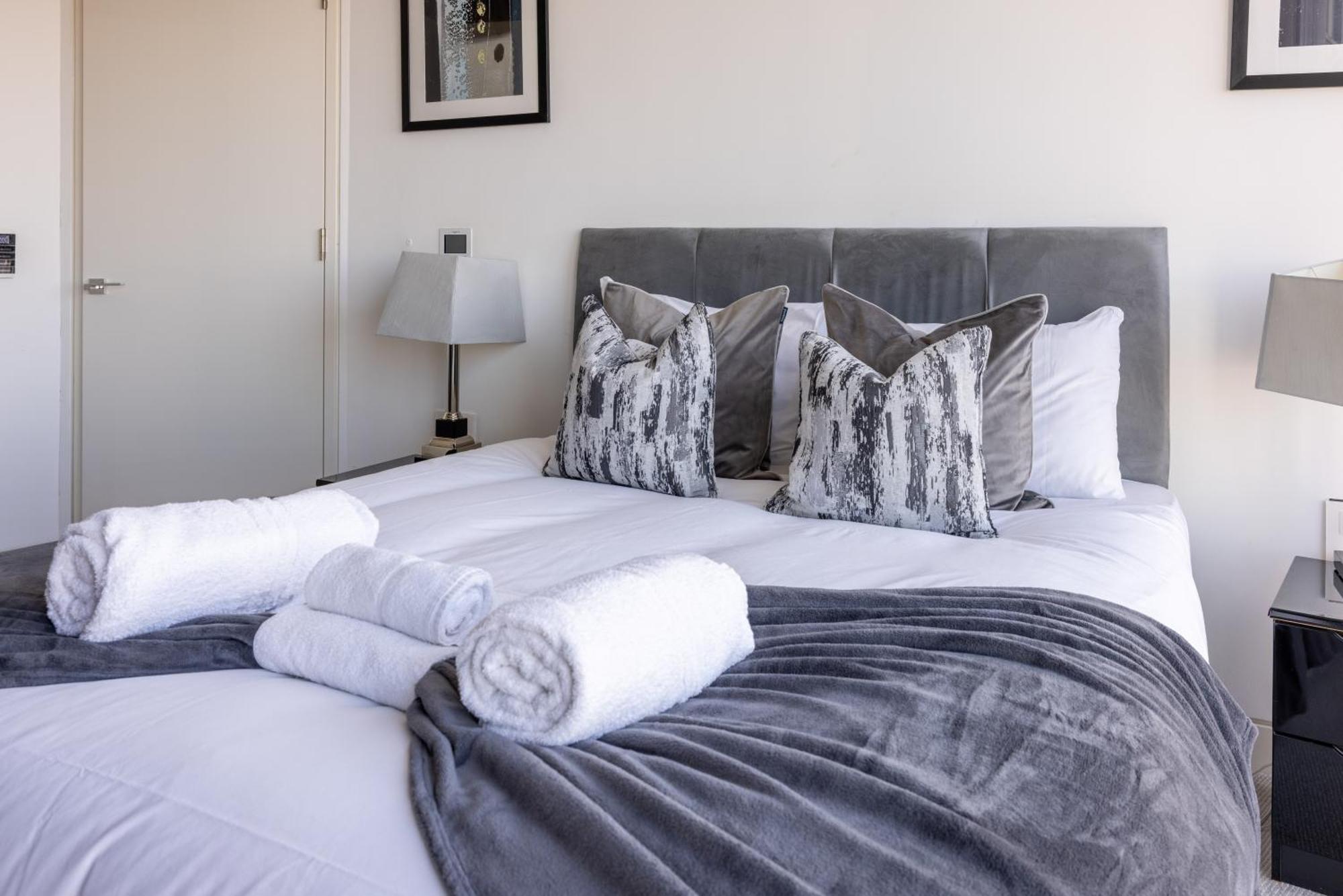 Luxury With Pool, Gym, Spa, Free Parking 3 Bedroom Londra