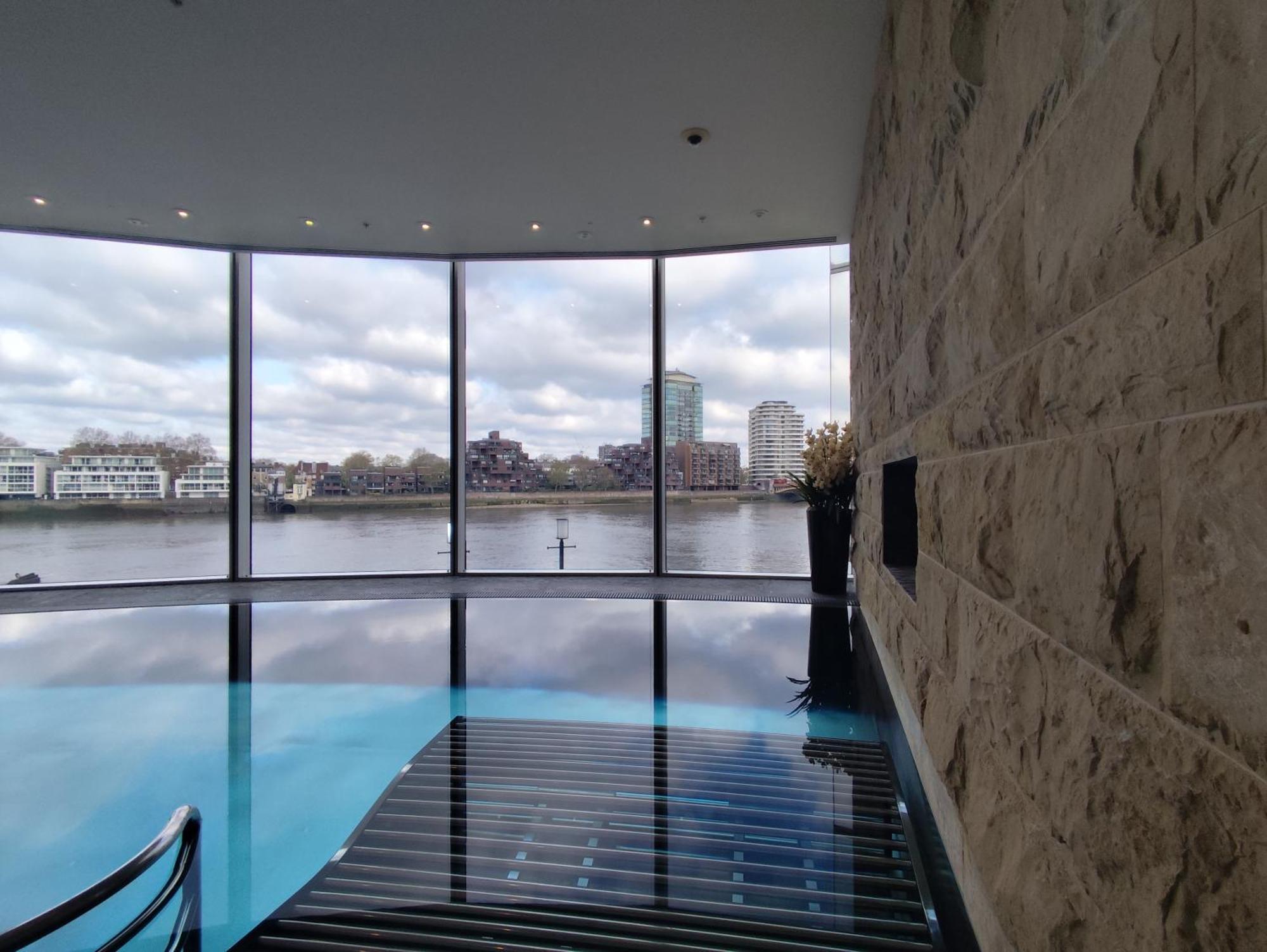 Luxury With Pool, Gym, Spa, Free Parking 3 Bedroom Apartment