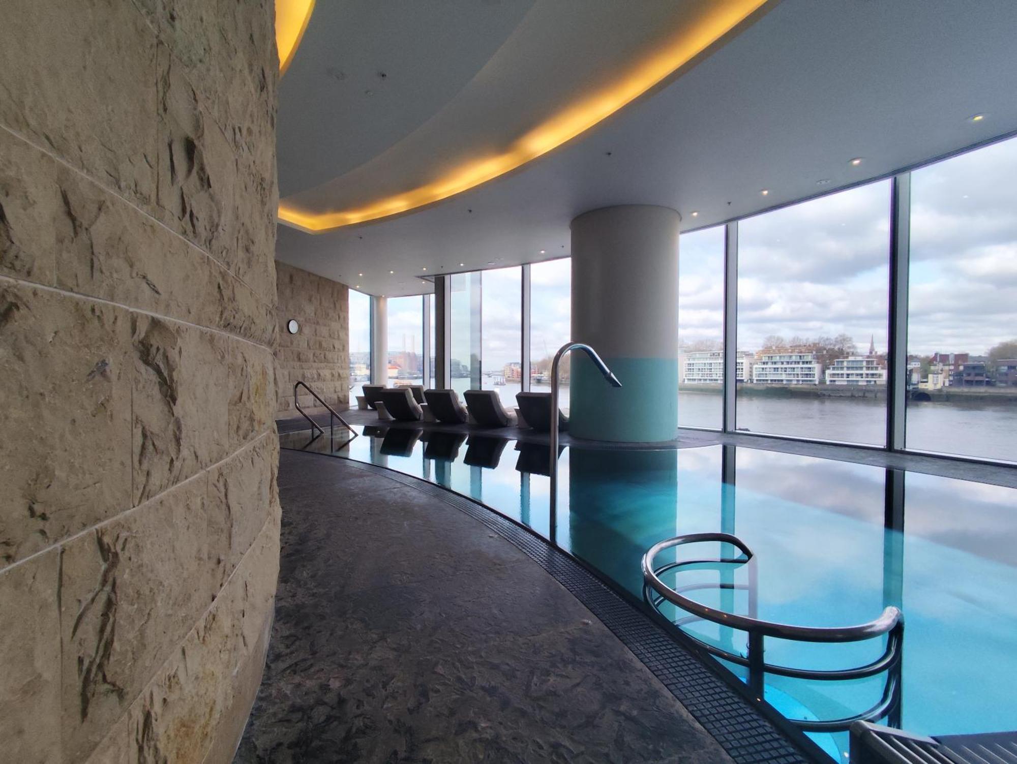 Luxury With Pool, Gym, Spa, Free Parking 3 Bedroom * Londra